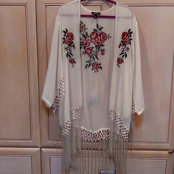 🔥TORRID Rose embroidered kimono w/ fringe